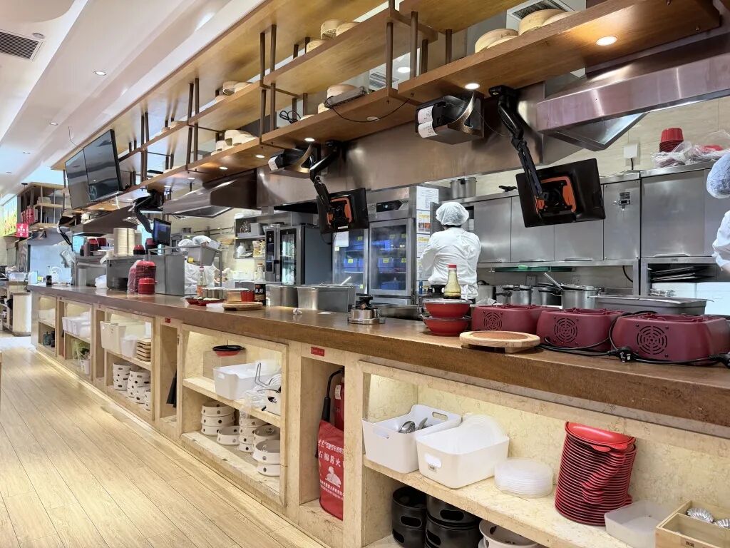 关店风暴中的西贝，店员：团队5家店已关3家，我们门店下个月也要关	，员工将就地解散，闭店没补偿